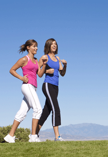 2 vrouwen samen buiten aan het hardlopen